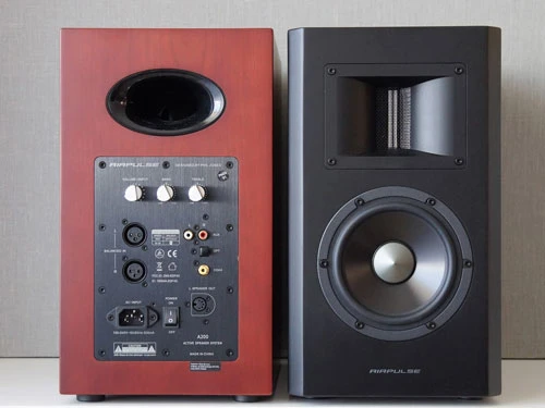 Bảng điều khiển và nút vặn được thiết kế tỉ mỉ