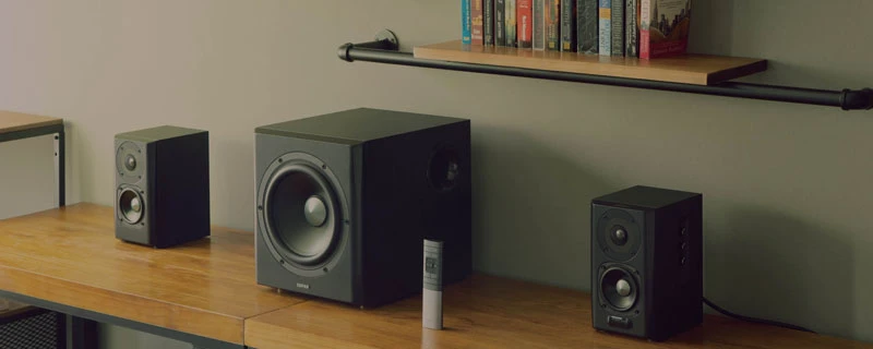 Cổng phản xạ âm trầm bên bảng điều khiển