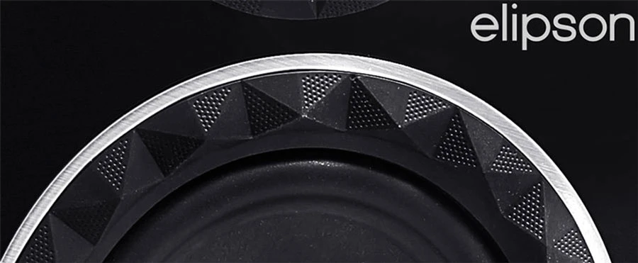 Các đường viền có hoa văn nổi bật quanh củ loa tweeter và bass được làm bằng cao su tổng hợp để giới hạn sự tán xạ của sóng âm khi truyền đến người nghe, gây ảnh hưởng xấu đến chất âm.