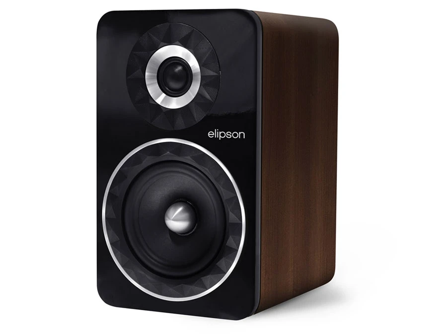 Loa Elipson Prestige Facet 6B với màu gỗ Walnut rất đẹp. Củ loa mid – bass sử dụng chất liệu paper, củ loa treble sử dụng chất liệu textile. 