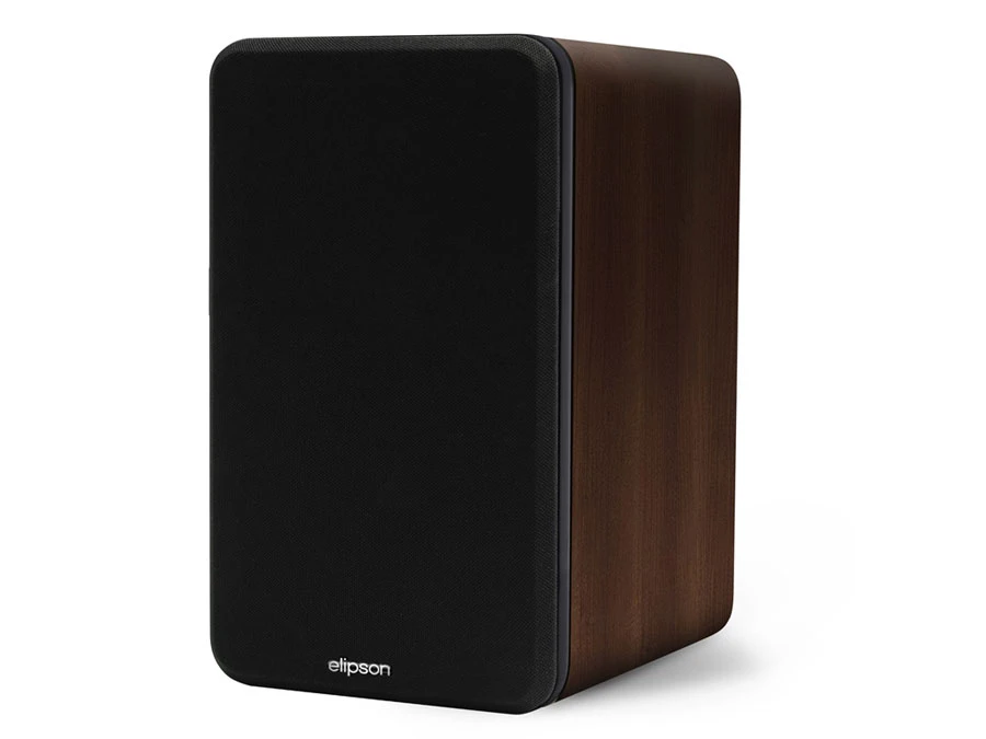 Nắp đậy loa bằng vải dùng để chống bụi bận và bảo vệ màng loa, thiết kế thông minh hút bằng nam châm, nên dễ tháo ra hoặc lắp vào