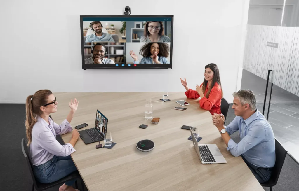 Lắp đặt hệ thống hội nghị truyền hình để họp hành xuyên biên giới