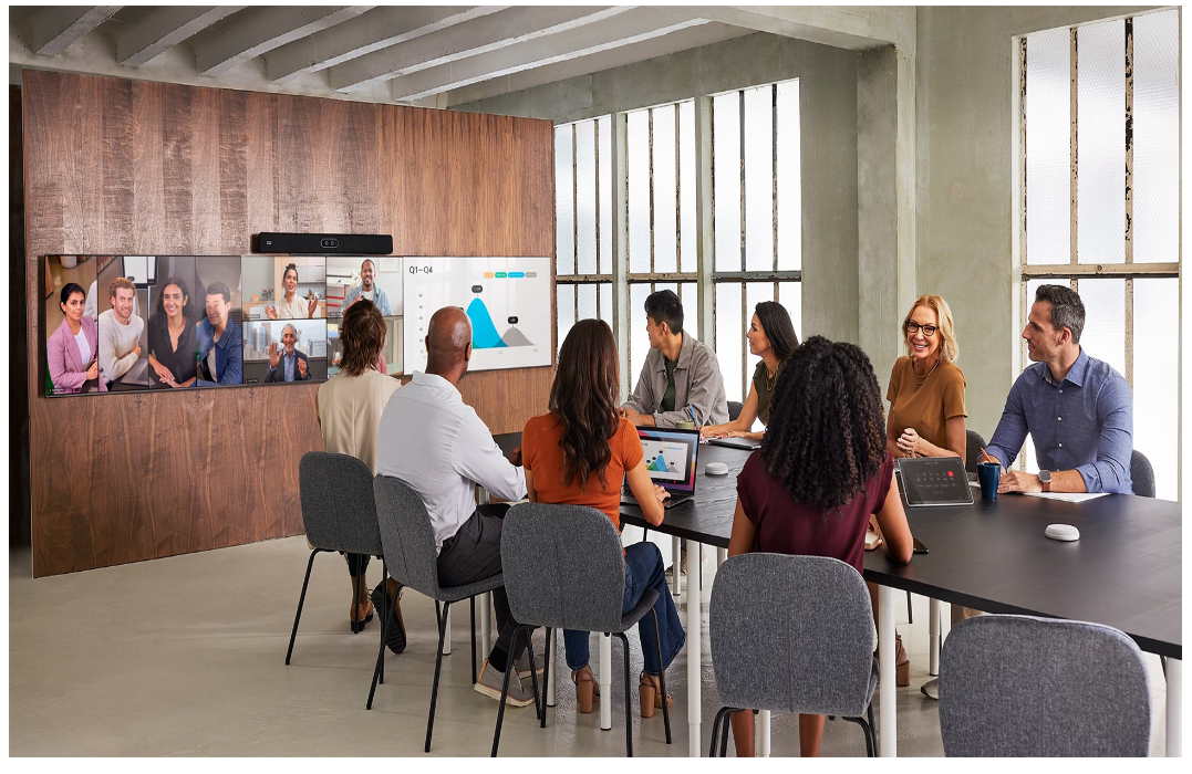 Cisco Room Bar Pro được triển khai với thiết lập ba màn hình dành cho cuộc họp video và chia sẻ nội dung chạy trải nghiệm Cisco RoomOS gốc