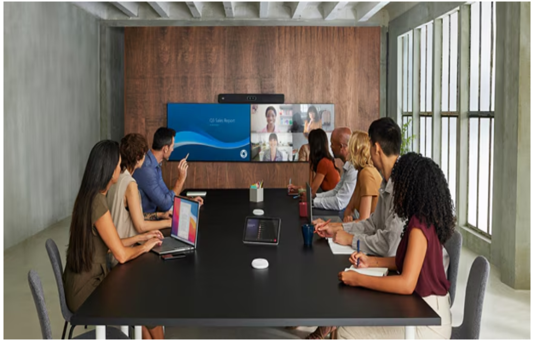 Cisco Room Bar Pro kết hợp với màn hình phẳng kép dành cho cuộc họp video và chia sẻ nội dung chạy trải nghiệm Microsoft Teams Rooms gốc