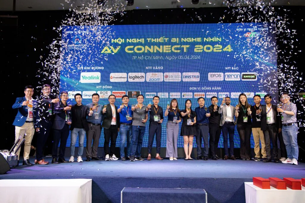 Đại diện Ngọc Thiên lên nhận cúp lưu niệm đơn vị đồng hành của AV CONNECT 2014