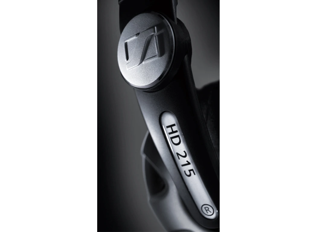Khớp Xoay Của Sennheiser Hd215-ii Có Thiết Kế ánh Thép