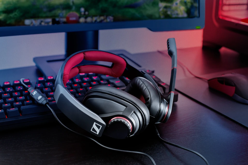 Sử dụng tai nghe Sennheiser GSP 350 để chơi game