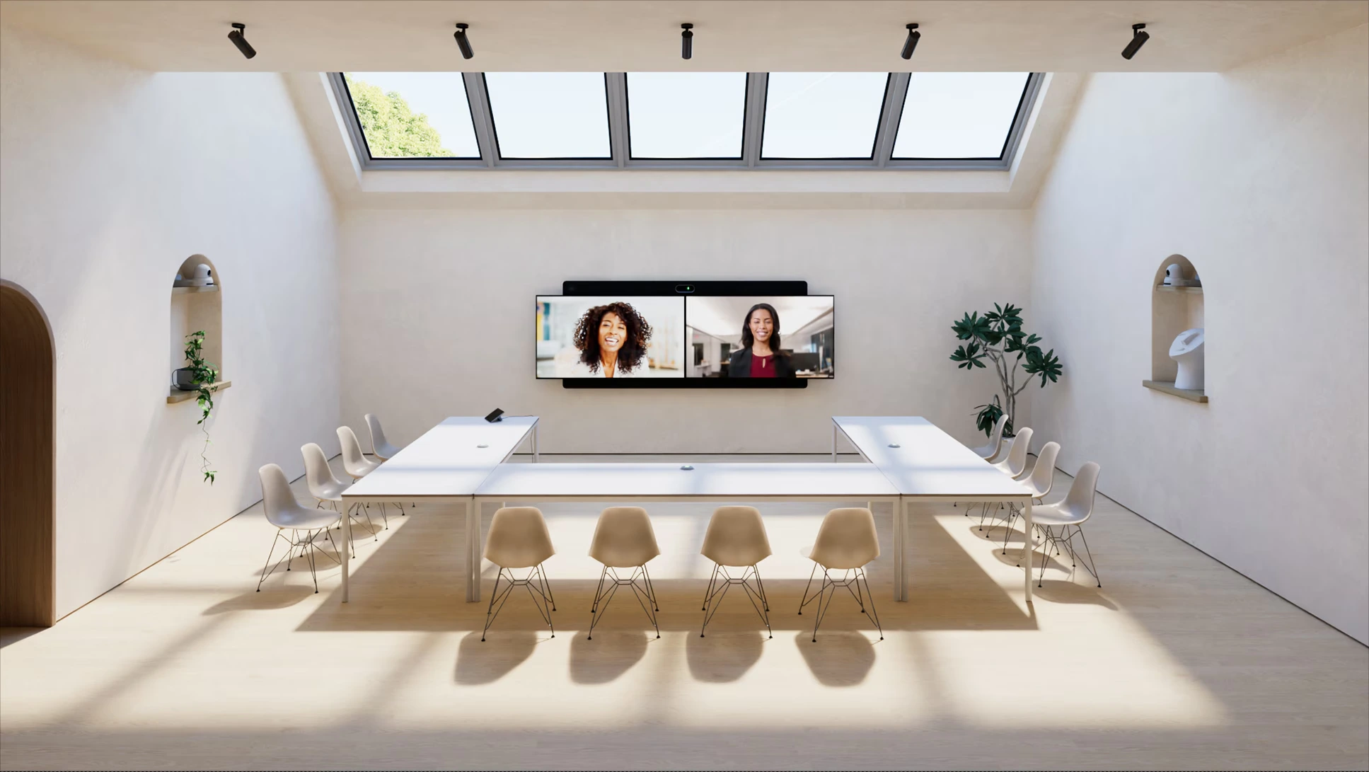 Mẫu giá treo tường Cisco Room Kit EQX được triển khai trong phòng đào tạo kết hợp với camera PTZ bên ngoài để mang lại trải nghiệm xem chéo mang tính điện ảnh.