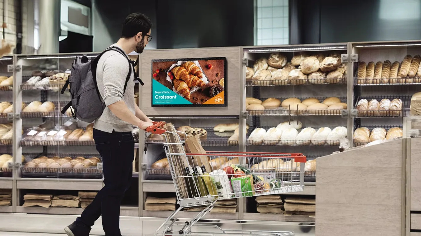 Ứng dụng màn hình Samsung Small Digital Signage QB24C (LH24QBCEBGCXXS) trong các trung tâm thương mại