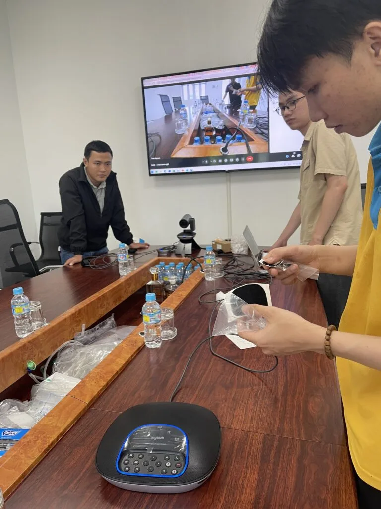 Kỹ thuật viên của Ngọc Thiên đang triển khai lắp đặt thiết bị