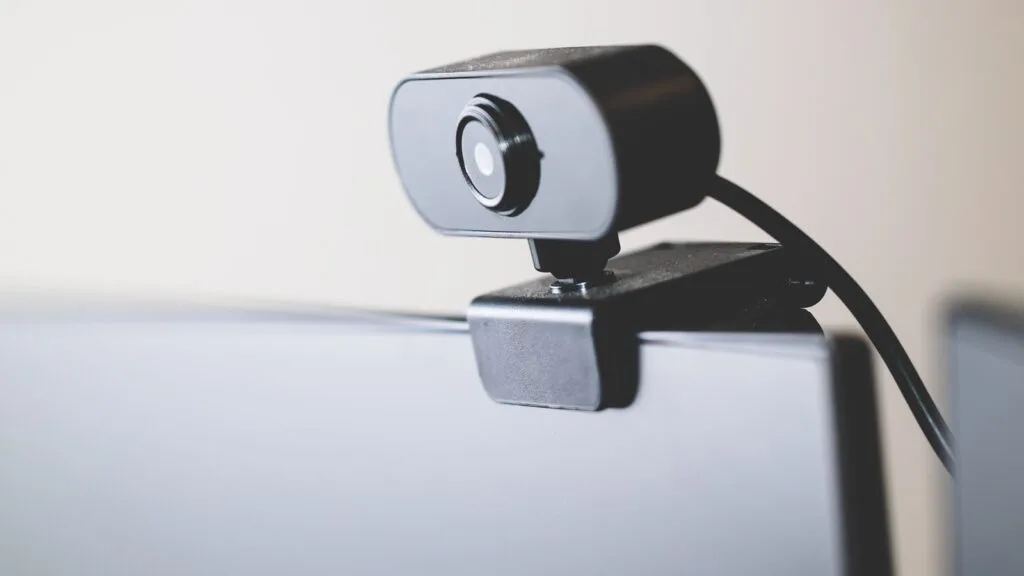 Webcam làm thiết bị ngoại vi được gắn trên máy tính