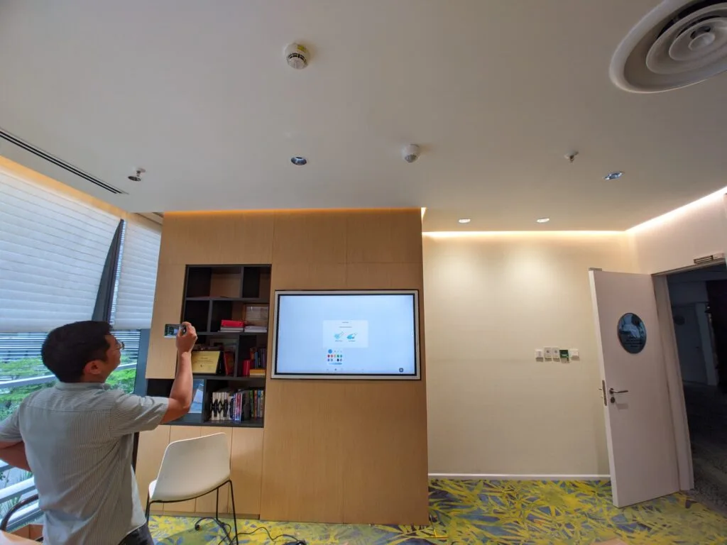 Chụp hình báo cáo đã lắp đặt xong màn hình tương tác Samsung tại Tập Đoàn Công Nghiệp - Viễn Thông Quân Đội (Viettel)