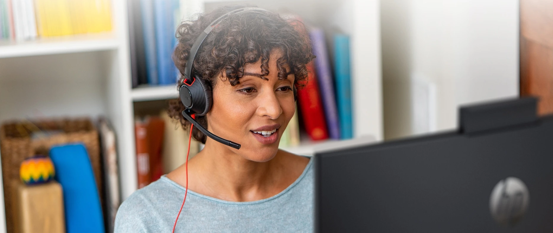 Đeo tai nghe Poly Blackwire 5210 Monaural USB-C Headset +3.5mm Plug +USB-C to A Adapter làm việc