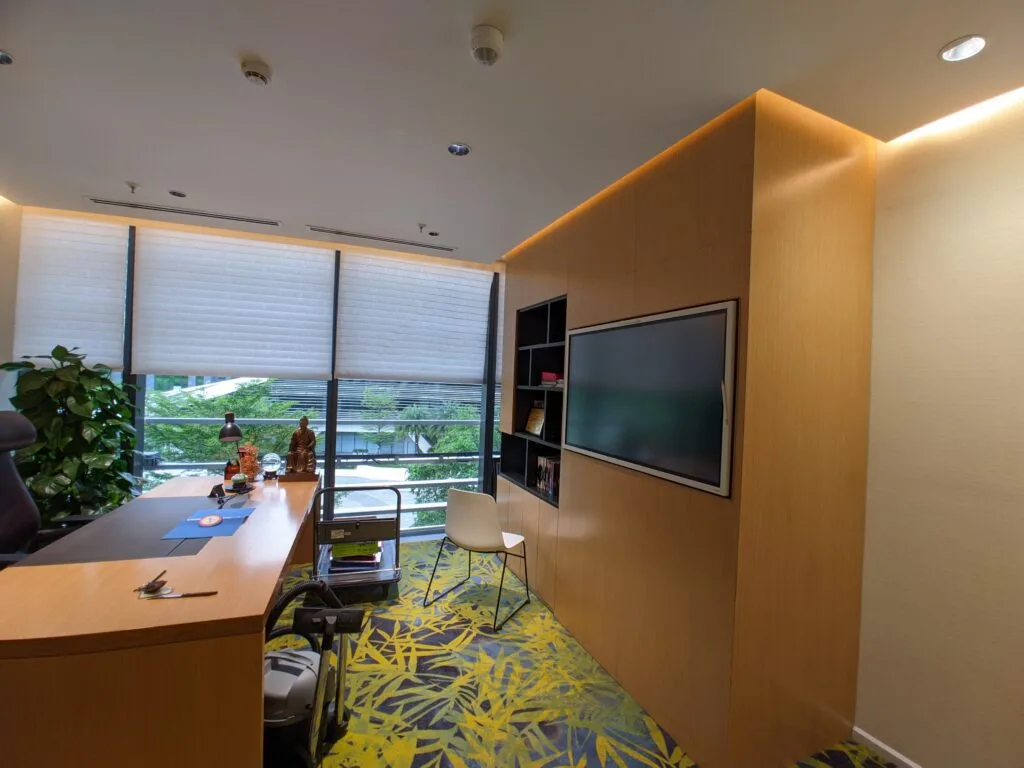 Lắp đặt màn hình tương tác Samsung tại Tập Đoàn Công Nghiệp - Viễn Thông Quân Đội (Viettel) nhìn nghiêng