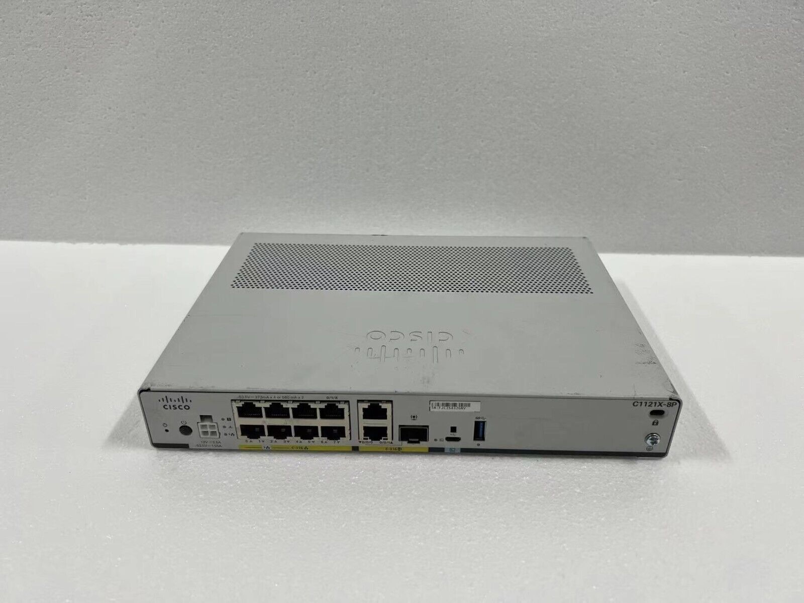 Các cổng của bộ định tuyến Cisco C1121X-8P