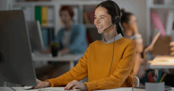 Làm việc tại văn phòng với tai nghe Yealink UH35