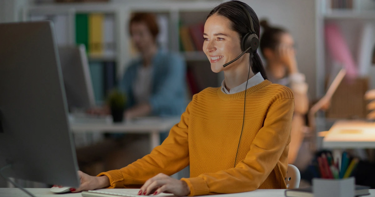 Làm việc tại văn phòng với tai nghe Yealink UH35