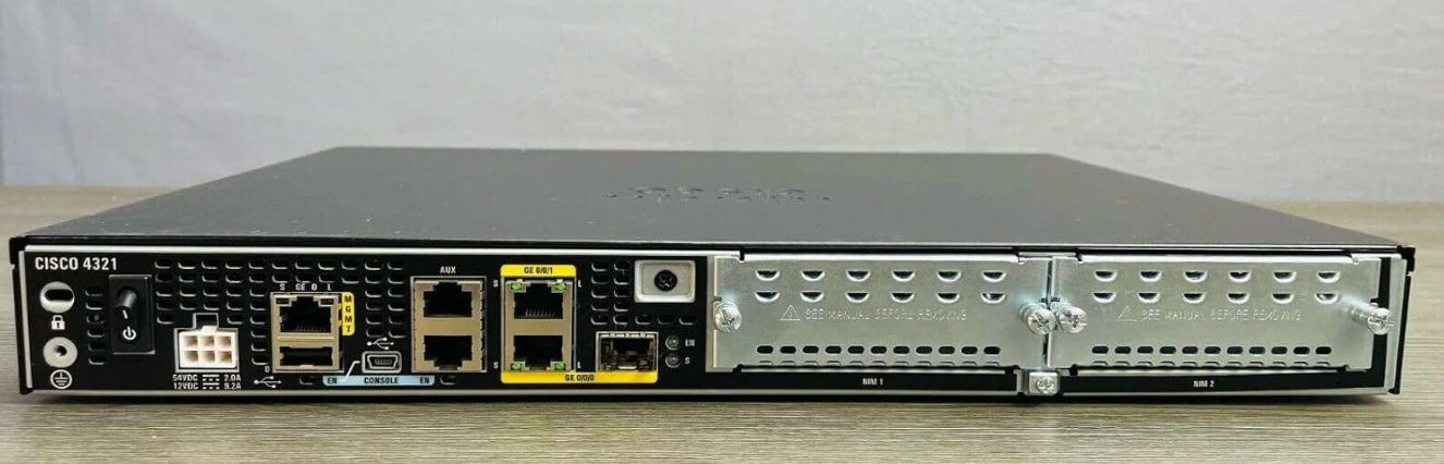 Các cổng ở mặt sau của Cisco ISR4321 V-K9