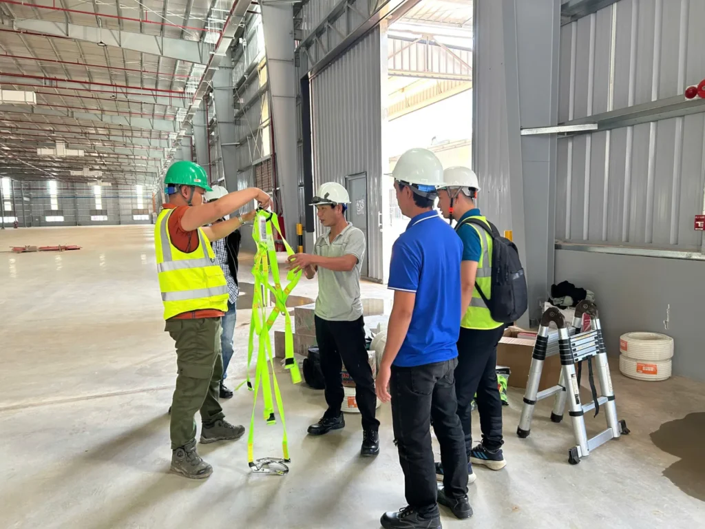 Các kỹ thuật viên phân công công việc lắp đặt