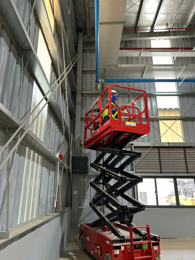 Các kỹ thuật viên tiến hành lắp các camera ở trên cao-01