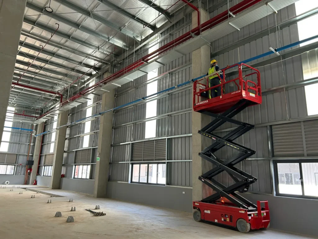 Các kỹ thuật viên tiến hành lắp các camera ở trên cao