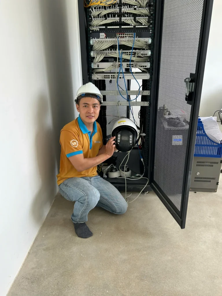 Kỹ thuật viên công ty Ngọc Thiên nghiệm thu dự án