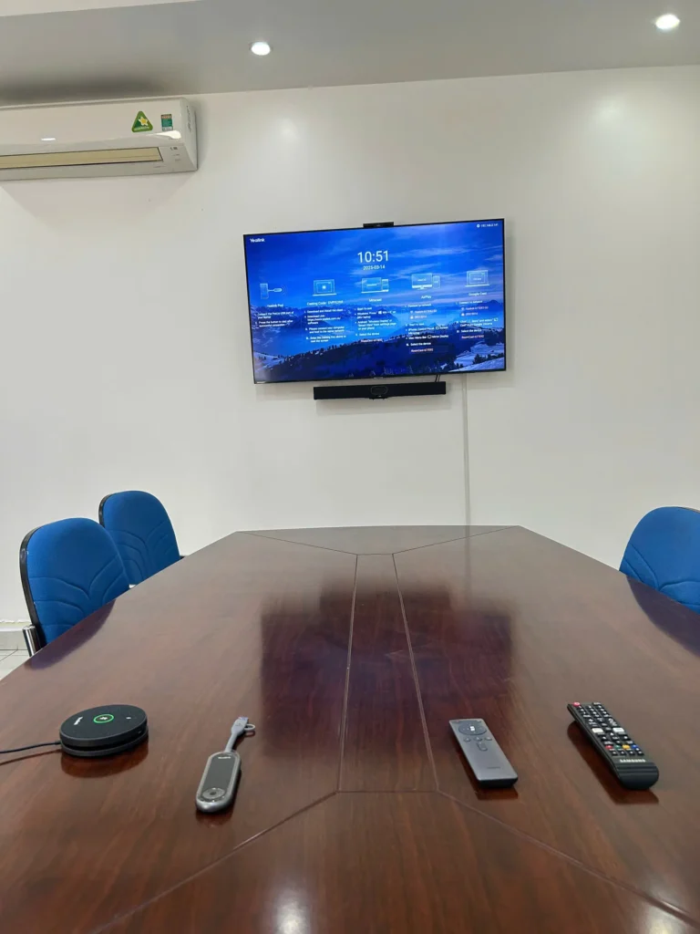 Bộ thiết bị Yealink Smartvision 40, VCM36, Roomcast-011 đã lắp đật xong