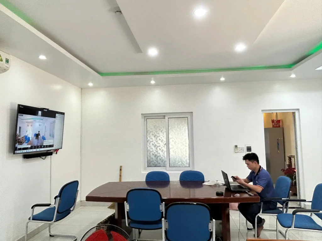 Kĩ thuật viên tiến hành kiểm tra hoạt động của bộ thiết bị hội nghị sau khi đã lắp đặt xong