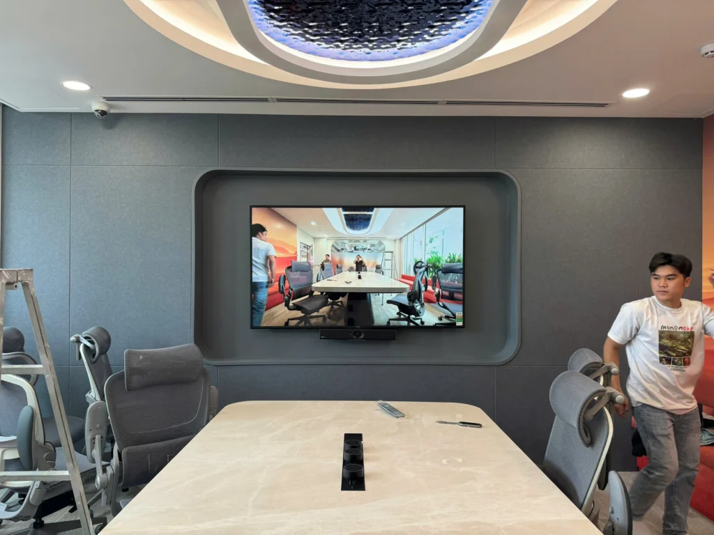 Kỹ thuật viên chụp hình thiết bị sau khi đã triển khai xong