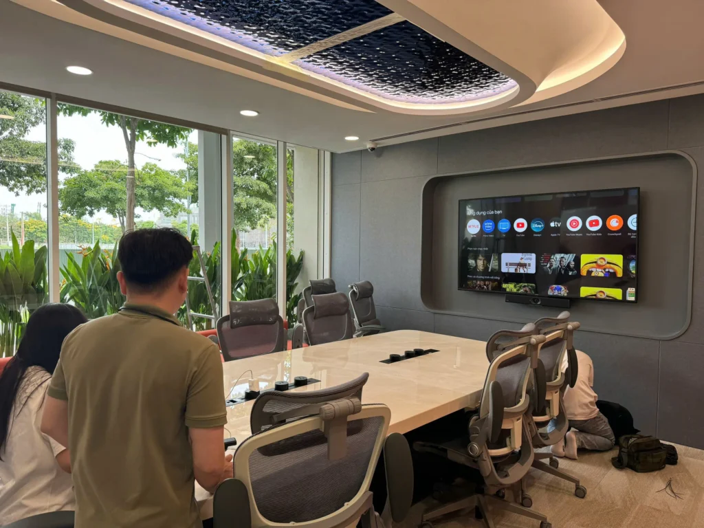 Kỹ thuật viên hướng dẫn nhân viên công ty Cổ Phần Vulcan Labs sử dụng thiết bị