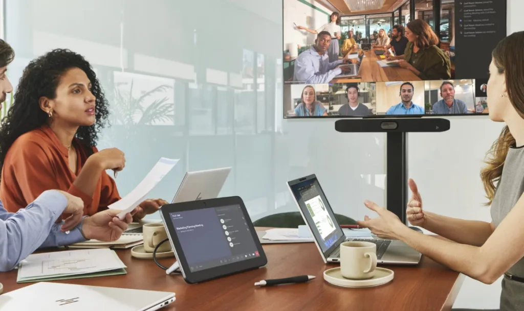 Họp hội nghị trực tuyến với Poly Studio Video Bar USB