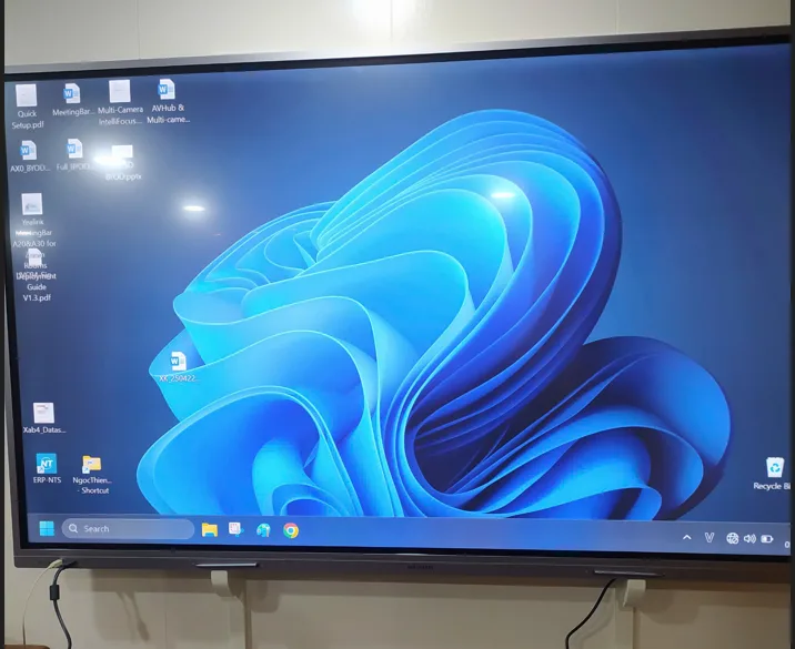 Kỹ thuật viên Ngọc Thiên đi dây điện, mạng âm tường gọn gàng, an toàn