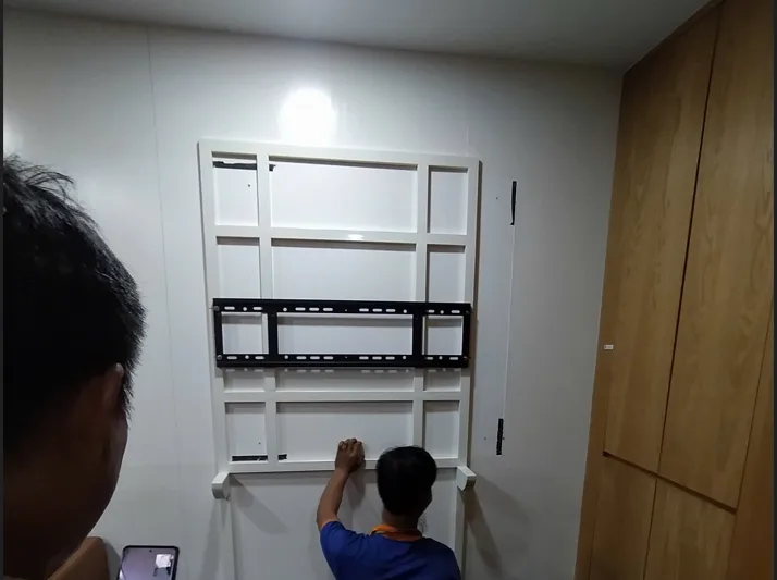 Kỹ thuật viên Ngọc Thiên thực hiện lắp giá treo cố định trên tường