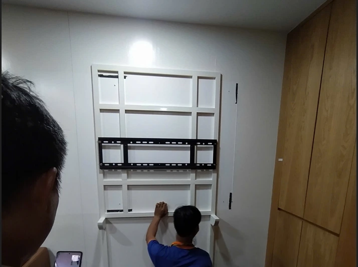 Kỹ thuật viên Ngọc Thiên thực hiện lắp giá treo cố định trên tường