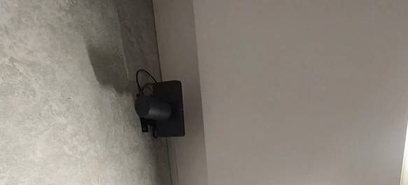 Kỹ thuật viên Ngọc Thiên lắp đặt máy chiếu tại Hà Nội