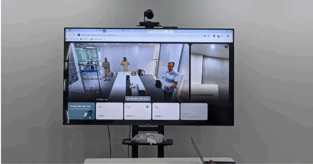 Nhân viên kỹ thuật Ngọc Thiên bàn giao sản phẩm cho khách hàng