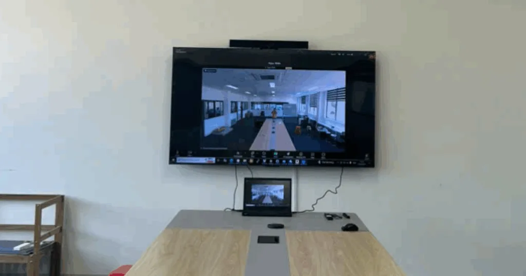 Nhân viên kỹ thuật Ngọc Thiên thực hiện lắp đặt thiết bị hội nghị