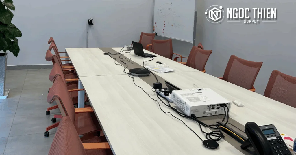 Kỹ thuật viên Ngọc Thiên thực hiện lắp đặt