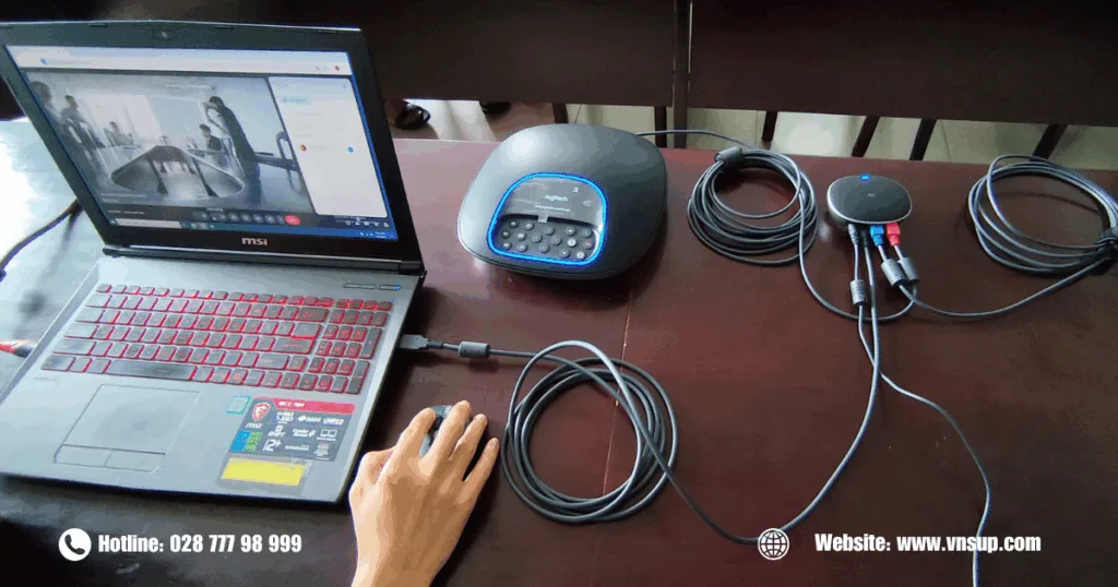 Kỹ thuật viên Ngọc Thiên thực hiện lắp đặt bộ thiết bị