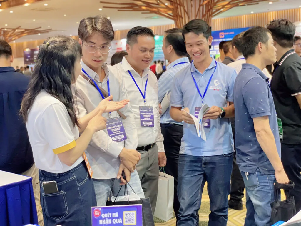 Khách hàng tham quan gian hàng Ngọc Thiên tại AV CONNECT 2025