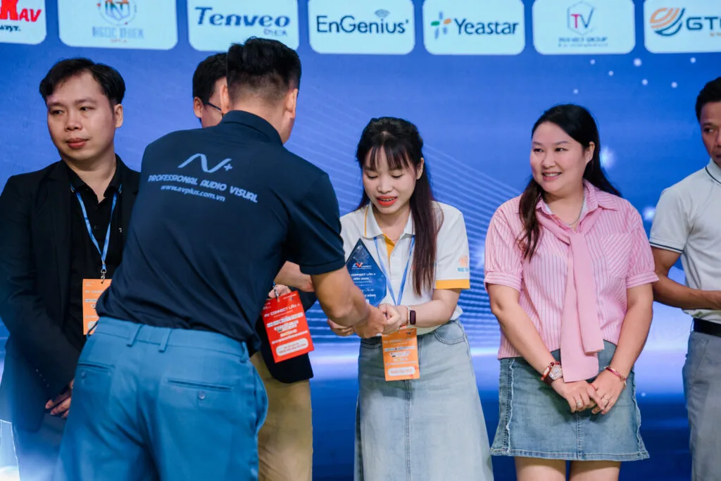 Nhận cup sự kiện AV CONNECT 2025