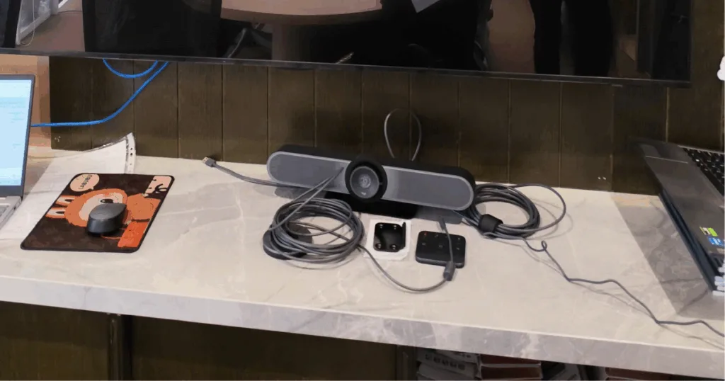 Hình ảnh lắp đặt thực tế camera hội nghị Logitech Meetup cho văn phòng vật liệu xây dựng tại HCM