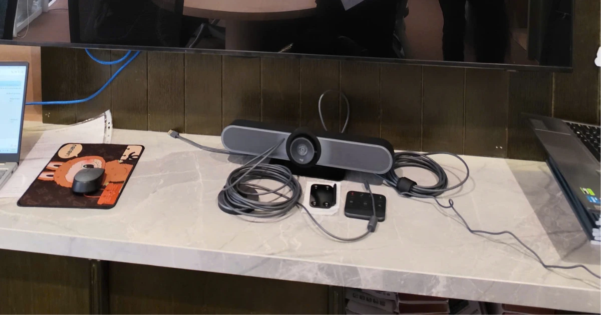 Hình ảnh lắp đặt thực tế camera hội nghị Logitech Meetup cho văn phòng vật liệu xây dựng tại HCM
