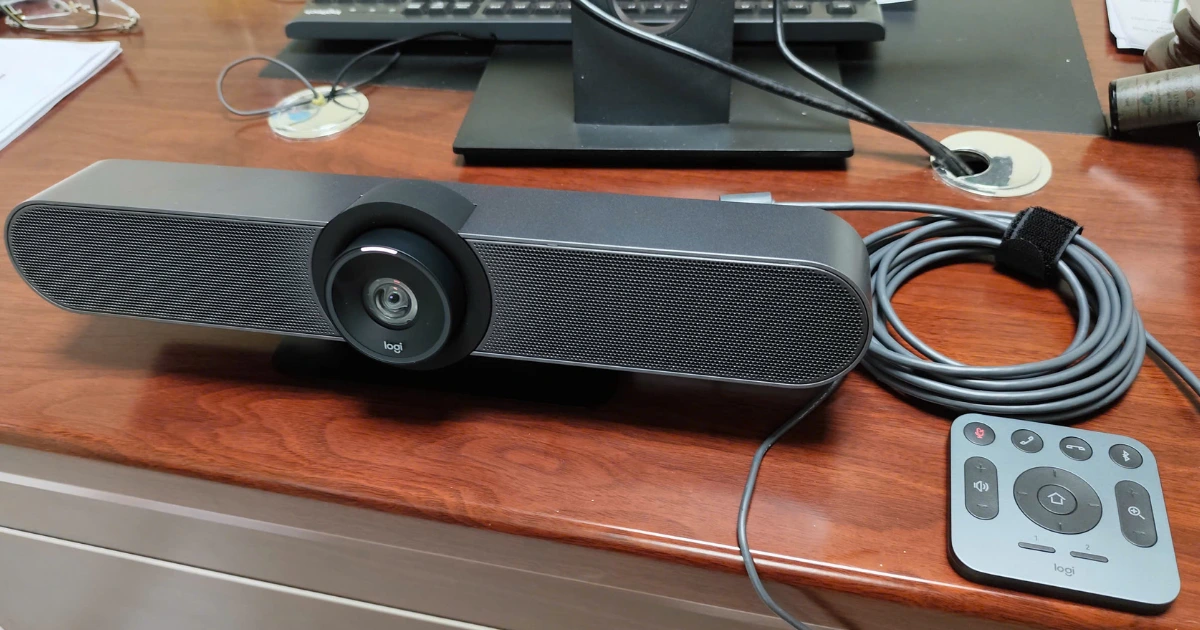 Kiểm tra kỹ thuật đi dây cáp mạng gọn gàng sau khi lắp đặt camera hội nghị Logitech Meetup