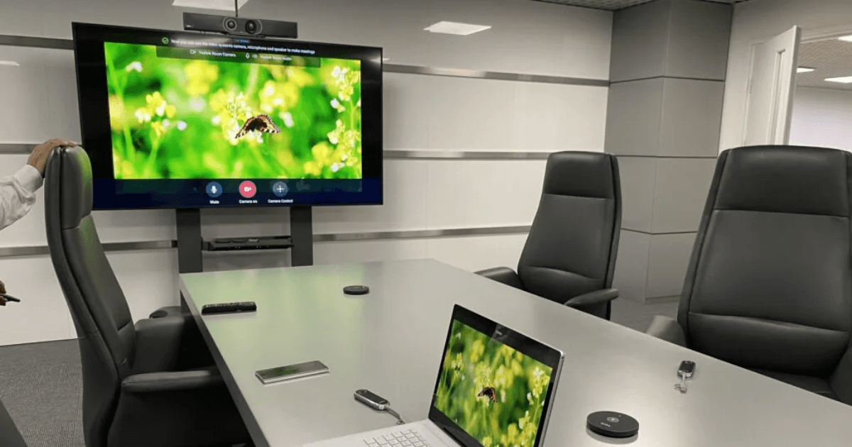 Hình ảnh thực tế bộ thiết bị họp trực tuyến cho phòng vừa 8