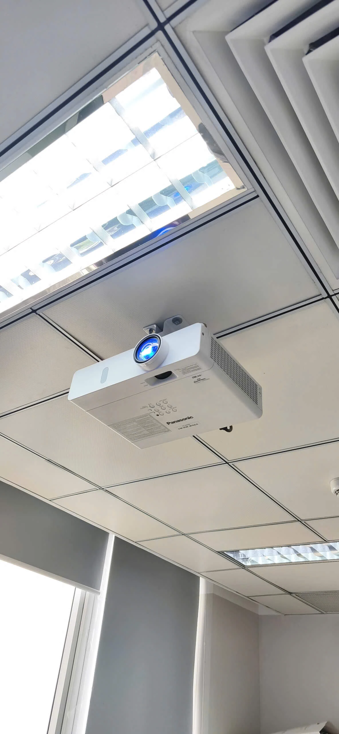Lắp đặt máy chiếu hội trường thực tế 10
