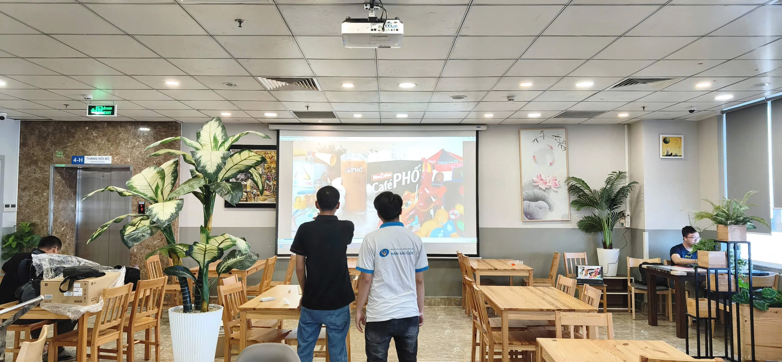 Lắp đặt máy chiếu hội trường thực tế 2