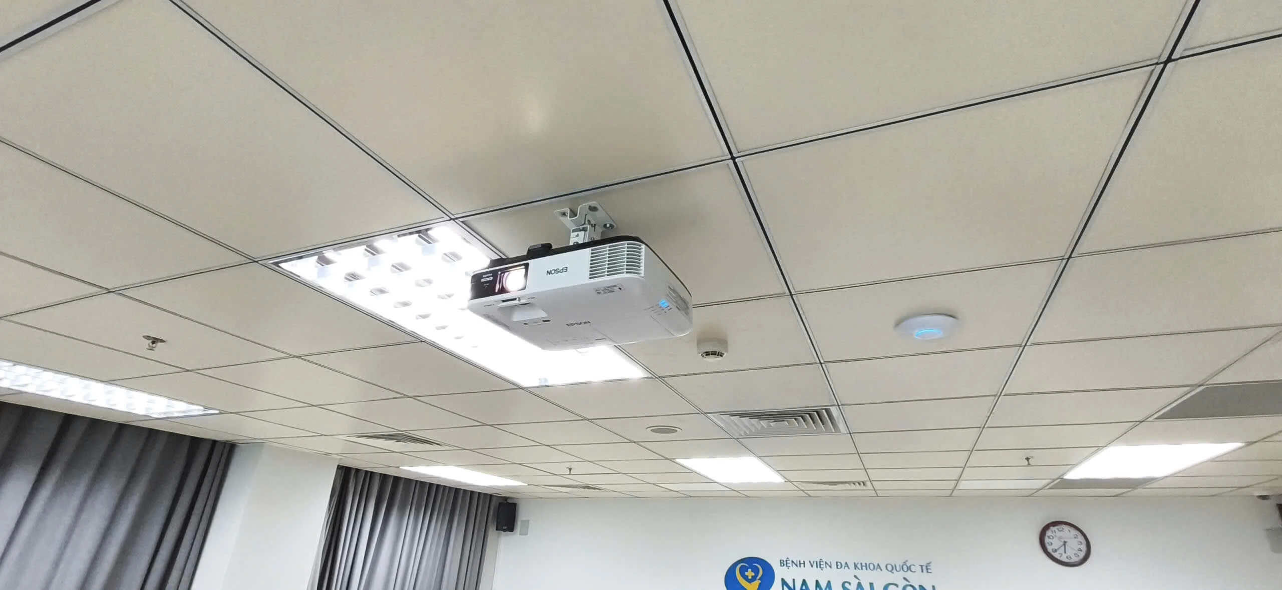 Lắp đặt máy chiếu hội trường thực tế 6