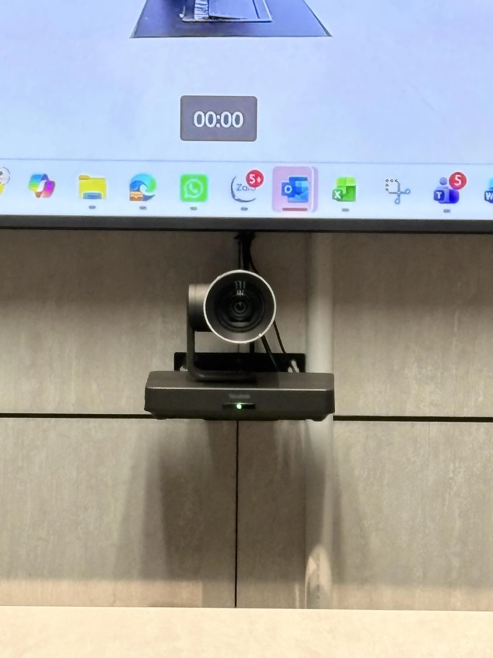 Camera Yealink UVC85 thực tế