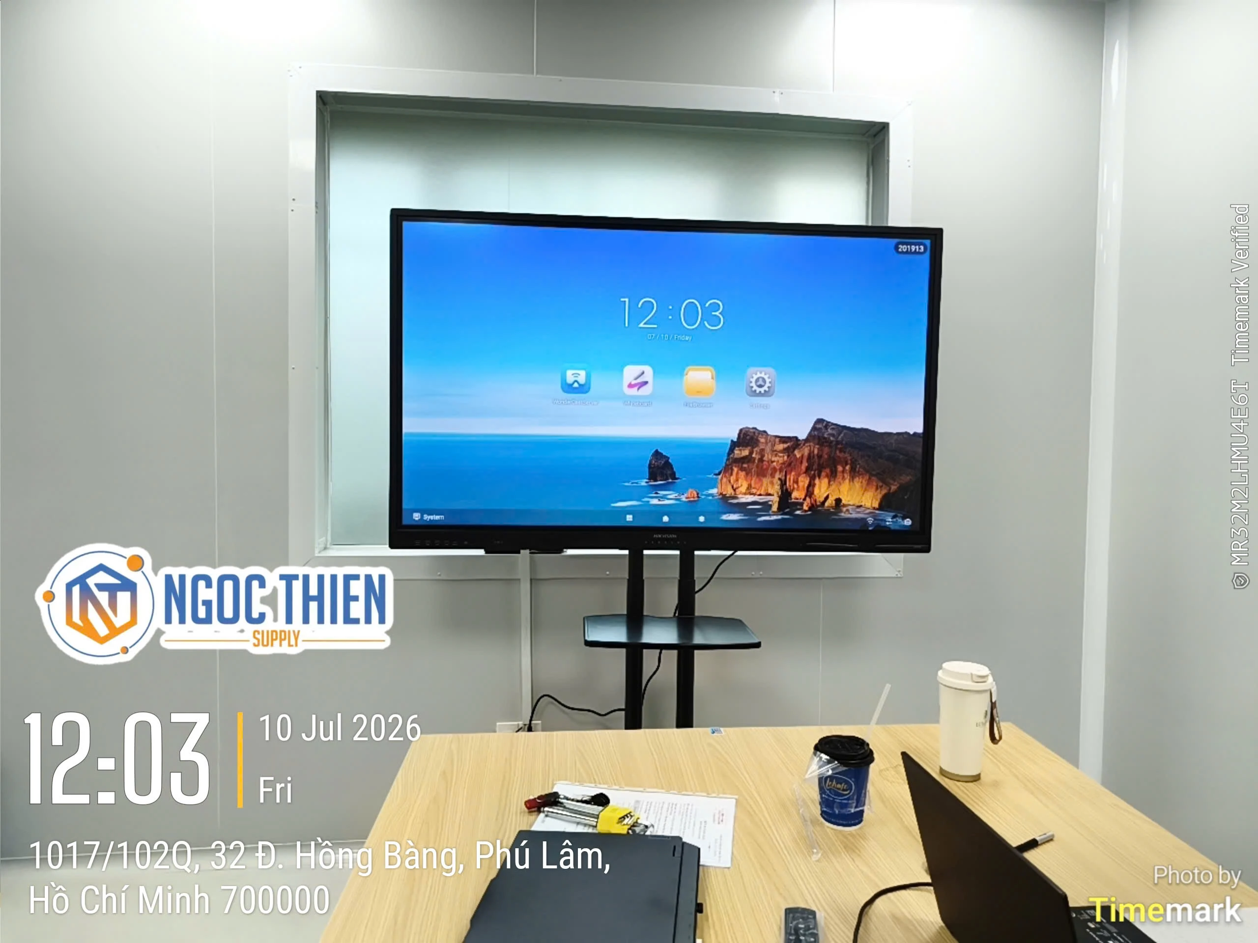 Lắp đặt màn hình tương tác Hikvision 65 inch